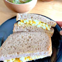 カレーたまごサンド🥚🍛|さくたえさん