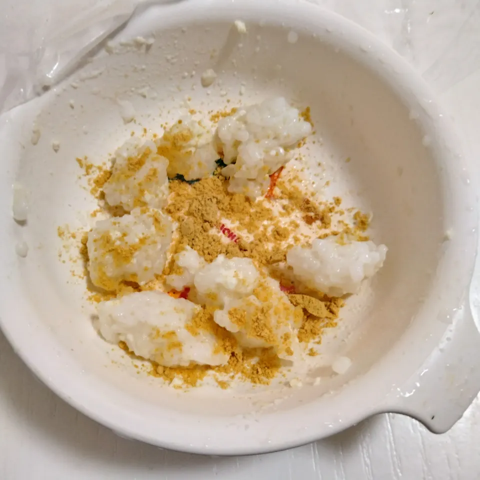 【離乳食後期】🧁粉ミルクきな粉おにぎり|souさん