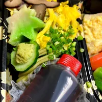 瓦そばたかせの仕出し弁当ですが、さすがに瓦そばは付きません 茶そばの盛りそば 錦糸卵たっぷりで美味しかった✌️|🐈⸒⸒⸒⸒つるのダンス🐈🐾さん