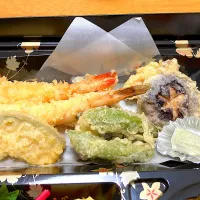 仕出し弁当で必ず付く天ぷら 大抵ベチャっとなってたり、使い回しした古い油で天ぷらが酸化して食べられないのが多い中、派手な材料はありませんが、カラッと美味しく仕上がってました ブラックタイガーが使ってありました|🐈⸒⸒⸒⸒つるのダンス🐈🐾さん