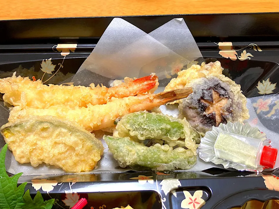 仕出し弁当で必ず付く天ぷら 大抵ベチャっとなってたり、使い回しした古い油で天ぷらが酸化して食べられないのが多い中、派手な材料はありませんが、カラッと美味しく仕上がってました ブラックタイガーが使ってありました|🐈⸒⸒⸒⸒つるのダンス🐈🐾さん