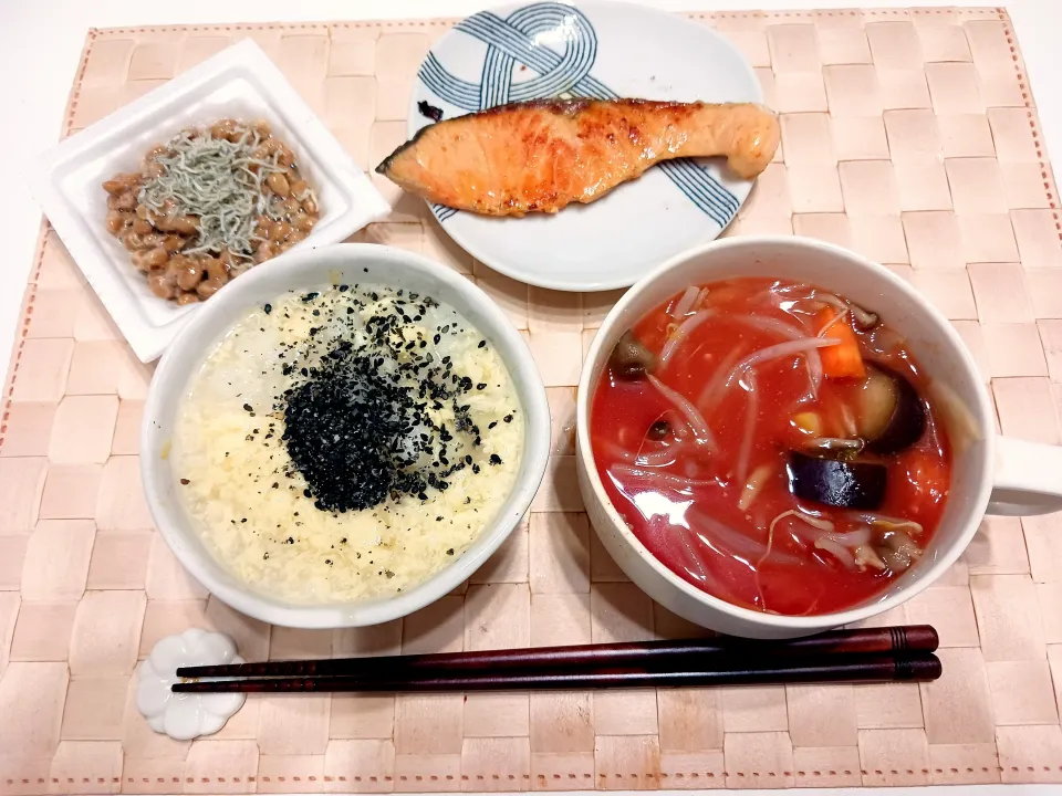 焼き鮭と納豆とおかゆの粗食|さくらまるさん
