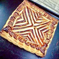 「Old-fashioned salmon pie」
一晩かけて パイ生地を折る(^^)
鮭とクリームチーズの昔風パイ‼︎
玉ねぎ、ほうれん草、ベーコン、
3種類のキノコ、ゆで卵を入れて
オーブンで、2時間
スープを添えて朝ごはん💦|ばくあんしゃさん