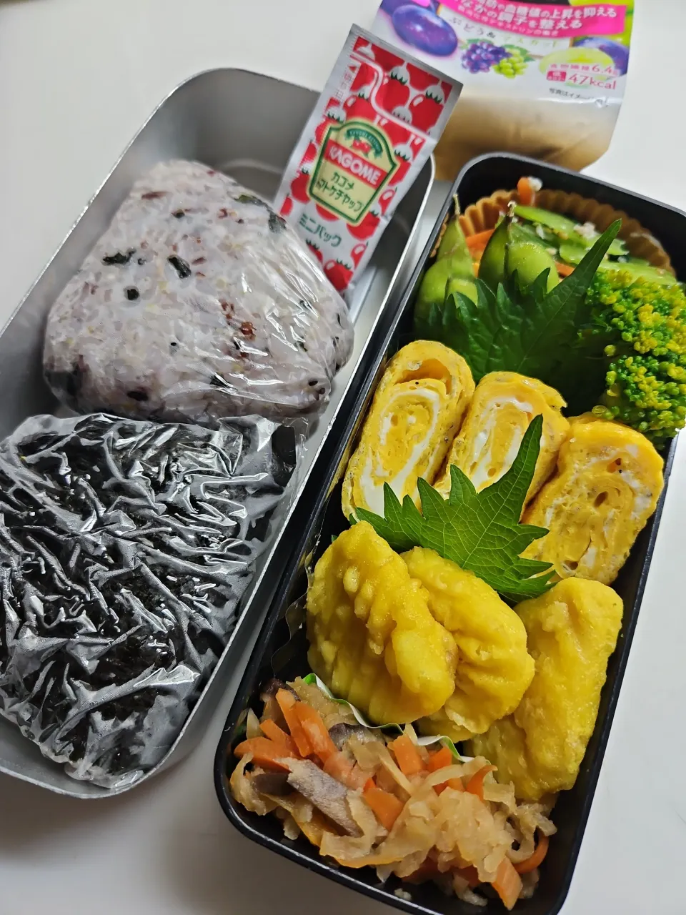 ☆高校生弁当☆雑穀米お握り梅と若芽、小松菜ナムル、枝豆、ブロッコリー、シラス卵焼き、ナゲット、切干大根、蒟蒻ゼリー|ｼｮｺﾗさん