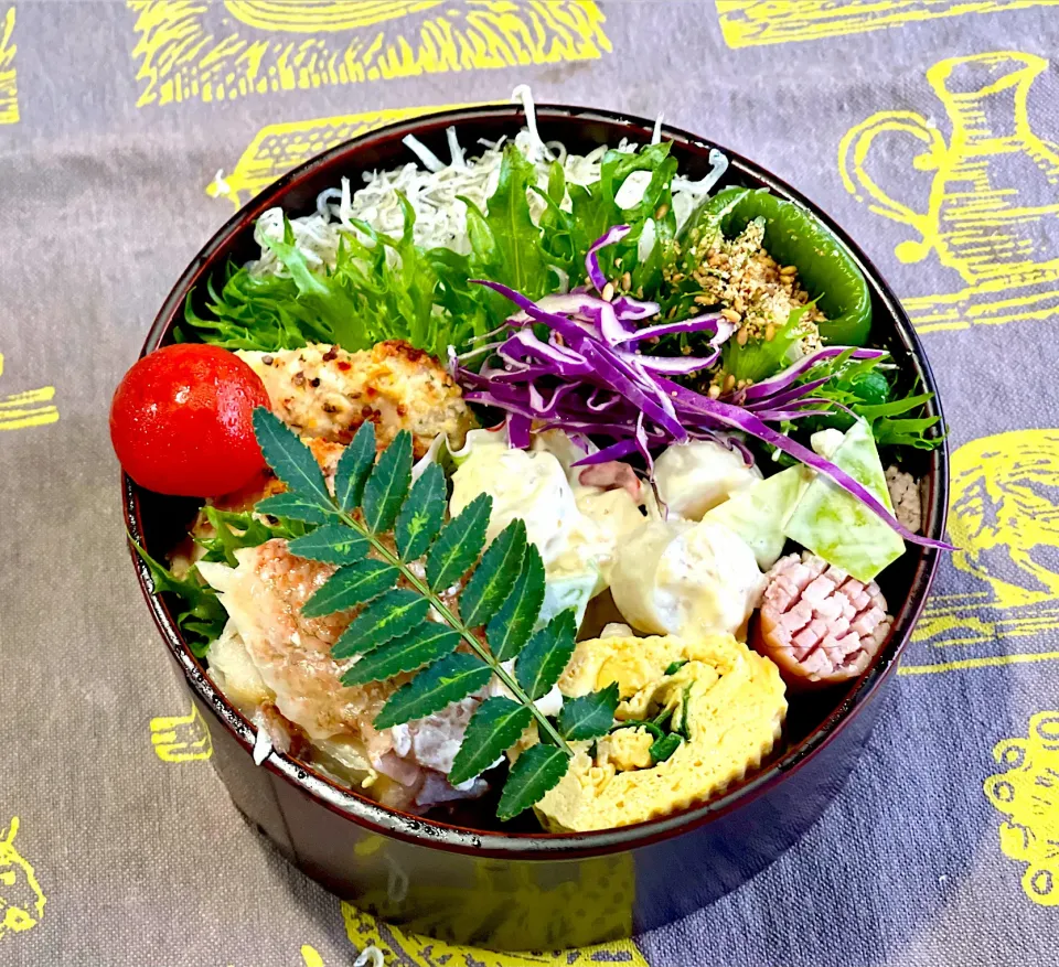 赤魚塩焼き、胸肉スパイス焼き、ネギ入り出し巻き卵|めみさん