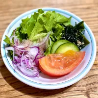 「サラダ & サーモンパイ 」
野菜サラダにレモンとオイル
鮭とクリームチーズのパイを
添えて 昼ごはん|ばくあんしゃさん