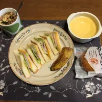 トーストサンドイッチ、カレーパン、具材入りタマネギスープ、バナナ、手作りプリン(昼飯)|enarinさん