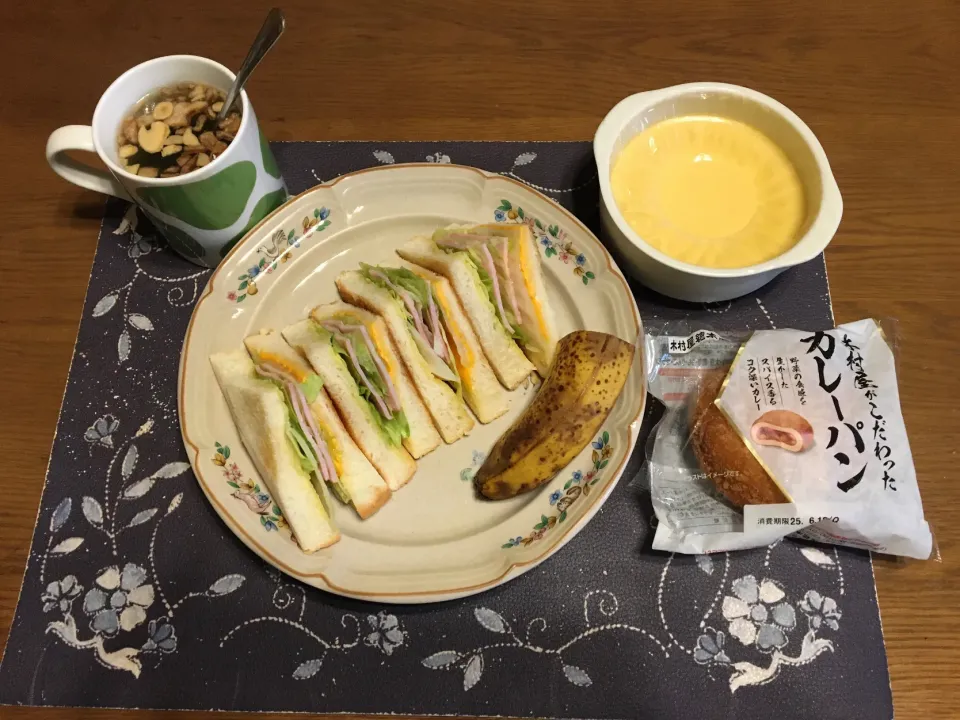 トーストサンドイッチ、カレーパン、具材入りタマネギスープ、バナナ、手作りプリン(昼飯)|enarinさん