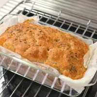 フォカッチャ✨突きが甘かったのか、箱が小さかったからか、見た目イマイチだけど、塩味と香草の香りがうまうま💯✨😺|深夜特急fさん