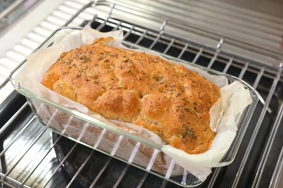 フォカッチャ✨突きが甘かったのか、箱が小さかったからか、見た目イマイチだけど、塩味と香草の香りがうまうま💯✨😺|深夜特急fさん