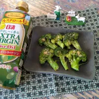 ぺったんこブロッコリーの粉チーズ焼き🥦|naonaomimichanさん