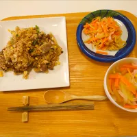 今日の夕食　牛肉の黒酢炒飯、切り干し大根煮物、春雨スープ|pinknari🐰🌈さん