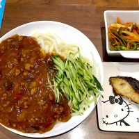 トマトと茄子の冷たいジャージャーうどん　銀だら西京焼き　人参とピーマンのきんぴら| おさむん17さん