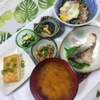 鰤の塩レモン焼定食です✨|rikako♪。.:＊さん