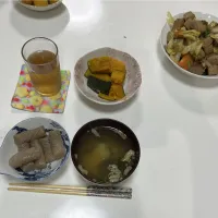 晩御飯☆こんにゃくの煮物☆かぼちゃの炊いたん☆野菜炒め（サイコロステーキ・炒め野菜ミックス）☆インスタントみそ汁|Saharaさん