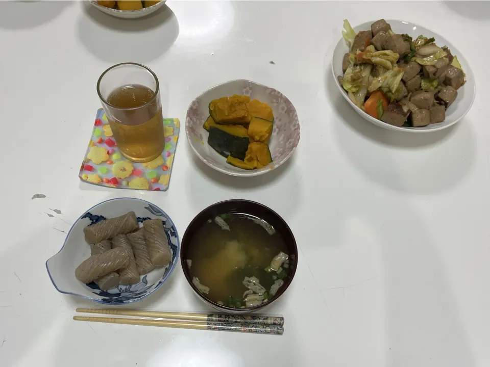 晩御飯☆こんにゃくの煮物☆かぼちゃの炊いたん☆野菜炒め（サイコロステーキ・炒め野菜ミックス）☆インスタントみそ汁|Saharaさん