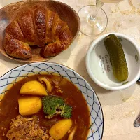 煮込みハンバーグ、クロワッサン、ワイン|MIEKO 沼澤三永子さん