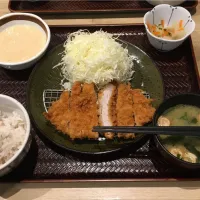 熟成ロースかつ(120g),千切りキャベツ,麦飯,味噌汁,香の物,あごだしとろろ、バニラアイス(夕飯,かつ庵)| enarinさん