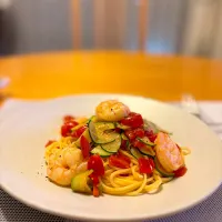 ズッキーニとエビのトマトパスタ🍝|とっぴぃさん