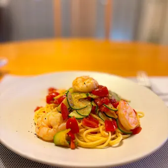 Snapdishの人気料理写真:ズッキーニとエビのトマトパスタ🍝