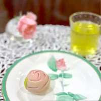 ローズの上生菓子🌹　冷茶と共に🍵