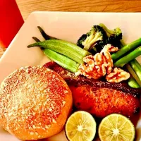 「自家製パン&鮭のムニエル」
焼きたての ボボリ 
鮭のムニエルに夏野菜を添えて
朝プレート💦|ばくあんしゃさん