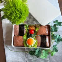 6/18❤︎主人のスパムおにぎり弁当🌱
（プレーン.焼肉タレ）

＊ お昼ごはん
＊ 主人弁当
＊ スパム
＊ 半熟たまご
＊ スパムおにぎり 
＊ えびとひじきのふんわり揚げ
＊ ほうれん草の胡麻和え| Makinsさん