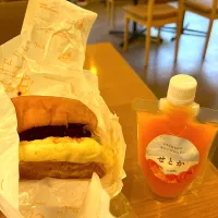 Burger and orange juice|skyblueさん