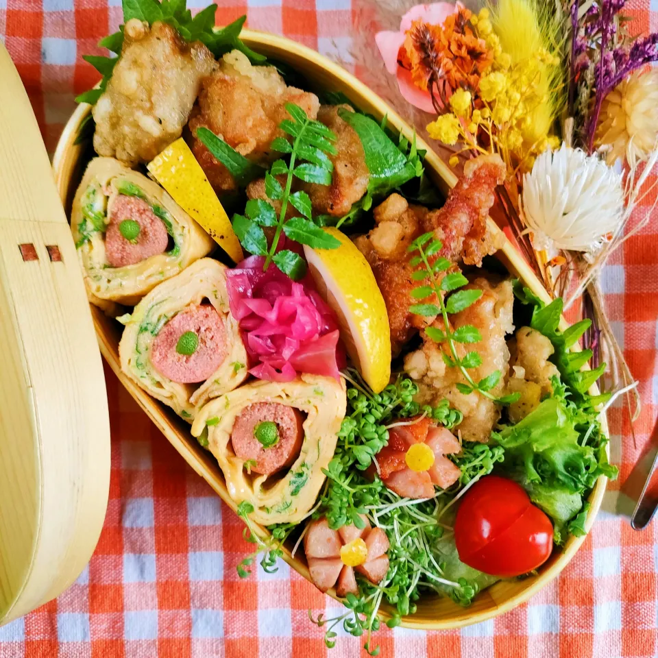 唐揚げ弁当
　鶏モモ唐揚げ
　シャウエッセン
　タラコ入りだし巻きたまご

美味しくできました✨|ふかふかごはんさん