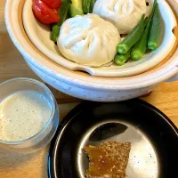 蒸し野菜と肉まん、バナナスムージー、ハードブレッドに梅ジャム🎵|さくたえさん