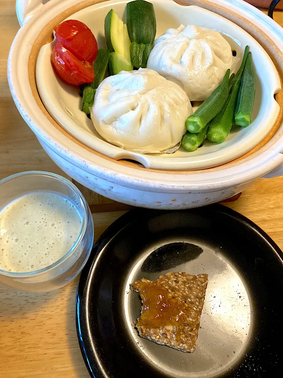 蒸し野菜と肉まん、バナナスムージー、ハードブレッドに梅ジャム🎵|さくたえさん