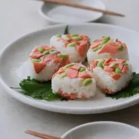 冷めても美味しい　　　　　　　　　　　　　　紅鮭と枝豆のおにぎり♡ ﾟ+｡:.ﾟ|ohanaさん