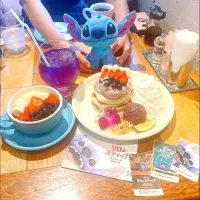 リロ＆スティッチのコラボカフェで娘とパンケーキとアサイーボウル食べてきました✨|rikako♪。.:＊さん