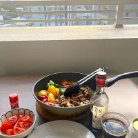朴葉味噌風ジンギスカン　八丁味噌を加えてアレンジしました。それにしても、ベランダで食べるのも暑くてだんだんしんどくなってきたなあ🥵|なびさん