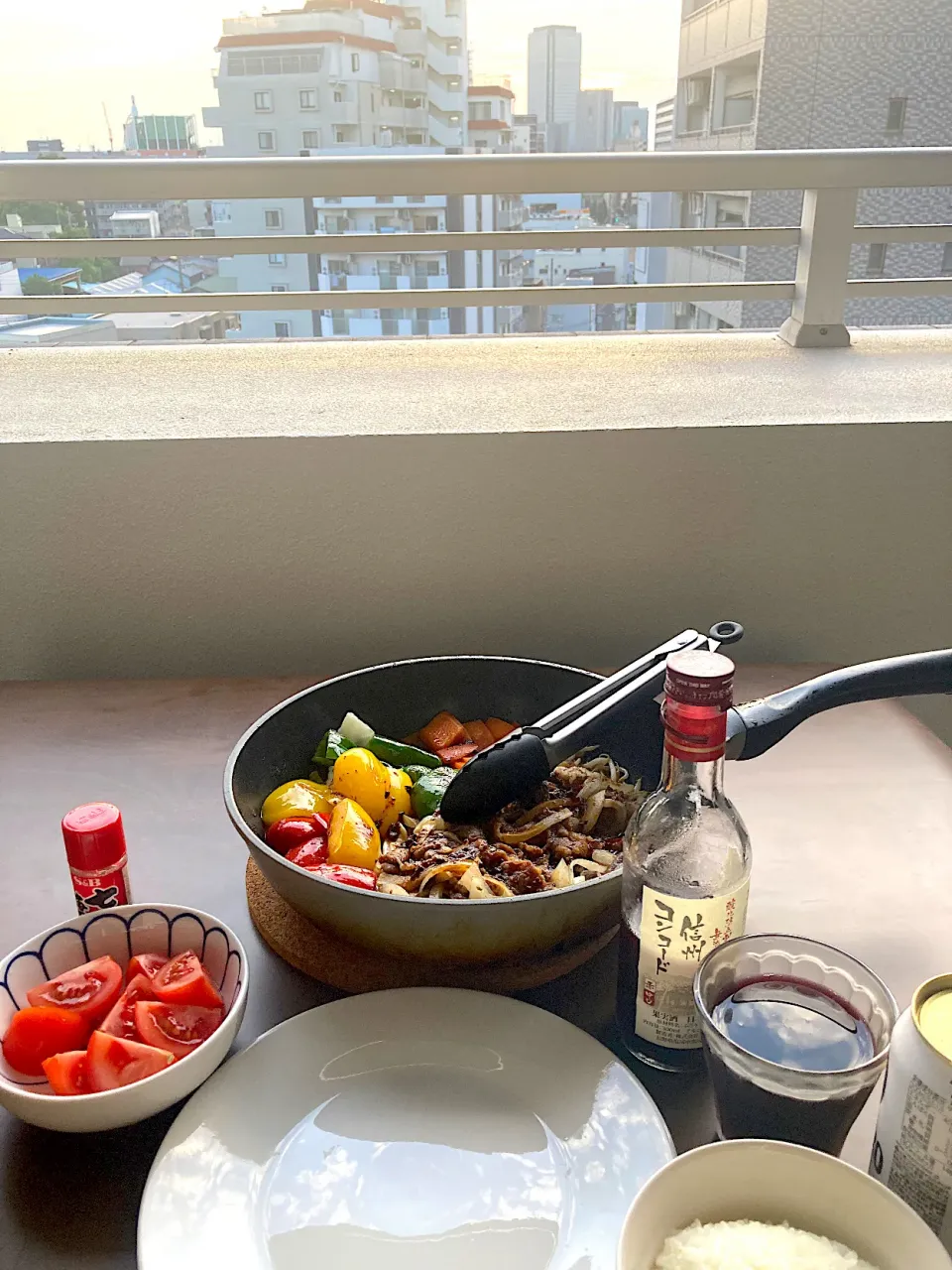 朴葉味噌風ジンギスカン　八丁味噌を加えてアレンジしました。それにしても、ベランダで食べるのも暑くてだんだんしんどくなってきたなあ🥵|なびさん
