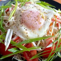 目玉焼き乗せサラダ|あいこさん