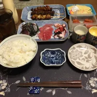 ご飯、鰹のたたき、鮪の切り落とし,梅酢だこ、鶏皮串,鳥レバー串,鳥もも肉&ニンニク串、ポテトサラダ、辛子明太子、六条麦茶、手作りのプリン&牛乳ゼリー(夕飯)|enarinさん