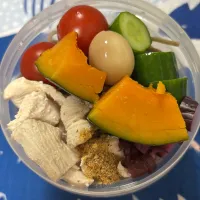 蕎麦　ワカメ　ミニトマト　きゅうり漬け　味付け卵　かぼちゃの煮付け　しば漬け　鶏胸肉|kaori_831さん