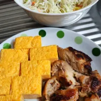 厚焼き玉子と鶏モモソテーとキャベツ千切り