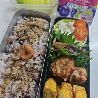 ☆高校生弁当☆雑穀米、梅、自家製ふりかけ、ポテトサラダ、ミニトマト、金平、唐揚げ、シラス卵焼き、メロン、蒟蒻ゼリー| ｼｮｺﾗさん