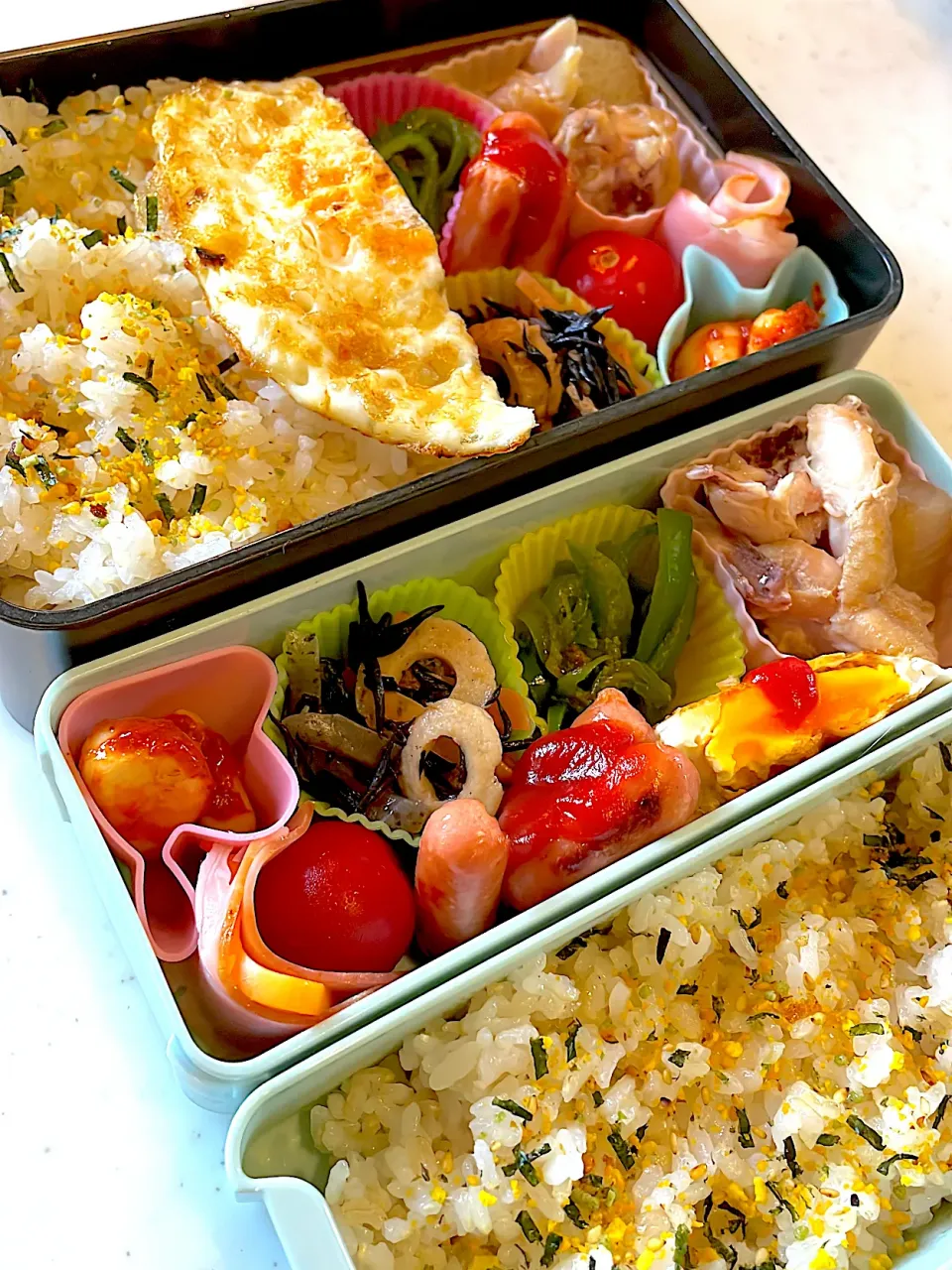 おっさん弁当　手羽元の甘辛煮　ハムチーズ　ニンニク　トマト　ソーセージ　ピーマン　ひじき　目玉の親父ハーフ|ひげおやじさん