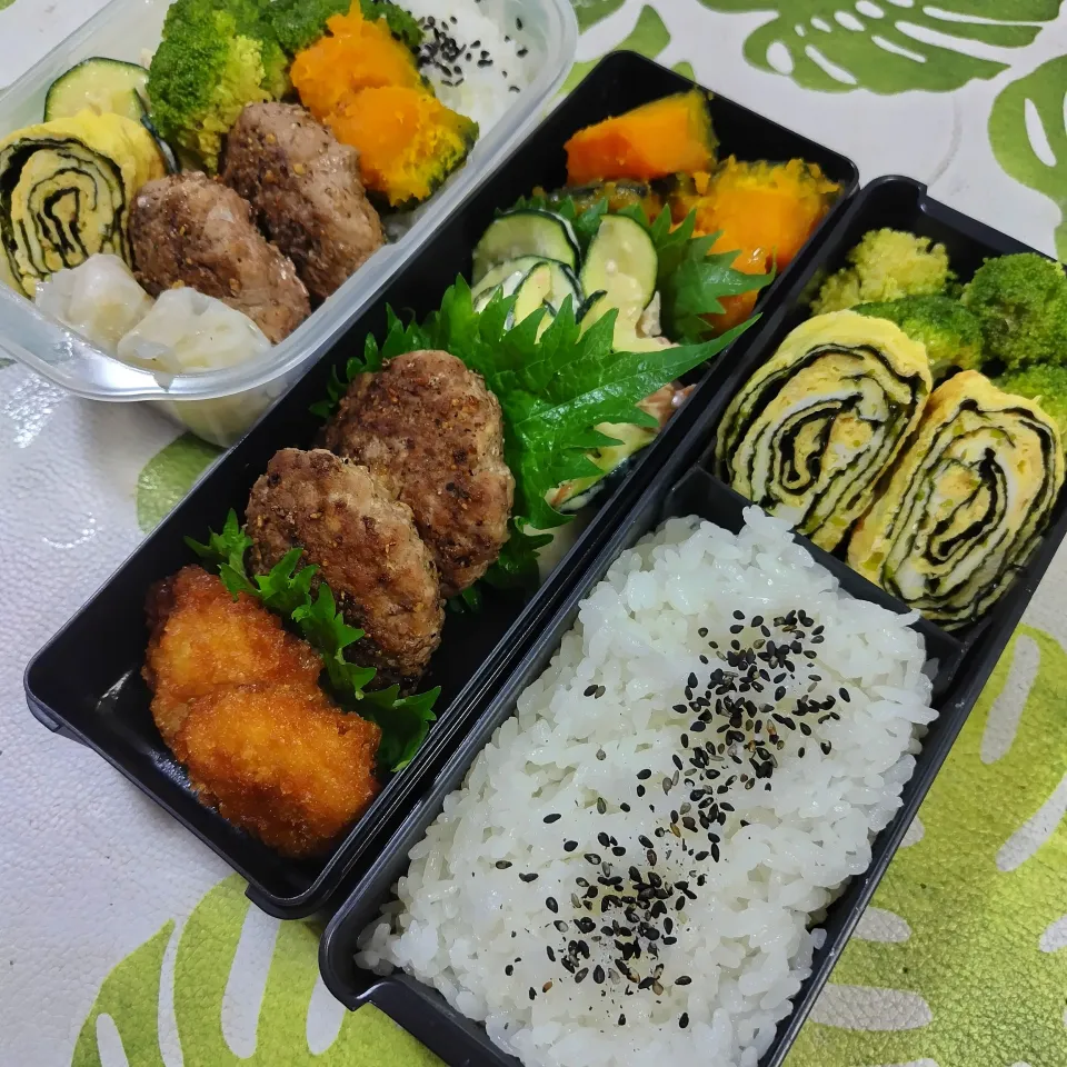 海苔巻卵焼きとステーキバーグお弁当です✨|rikako♪。.:＊さん