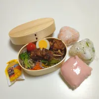 健ちゃん弁当　　めんたいこおにぎり・松茸のお吸い物おにぎり・ハムチーズマヨおにぎり・まぐろの竜田揚げ・味玉・やきとり・絹さやとシメジとパプリカの塩炒め・人参しりしり・ブロッコリーとあさりのペペロンチーノ・プチトマト・こんにゃくゼリー|森田実和さん