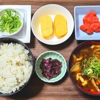 今日の朝ごはん（麦ごはんに辛子明太子、だし巻き玉子、納豆、舞茸と卵のみそ汁、刻みしば漬け）|Mars＠釜飯作り研究中さん
