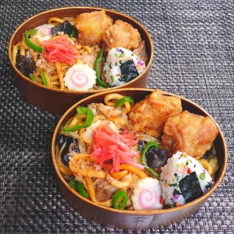 Snapdishの人気料理写真:母とムスコのラブラブおソロ♪野菜たっぷり焼きうどん＆唐揚げ弁当