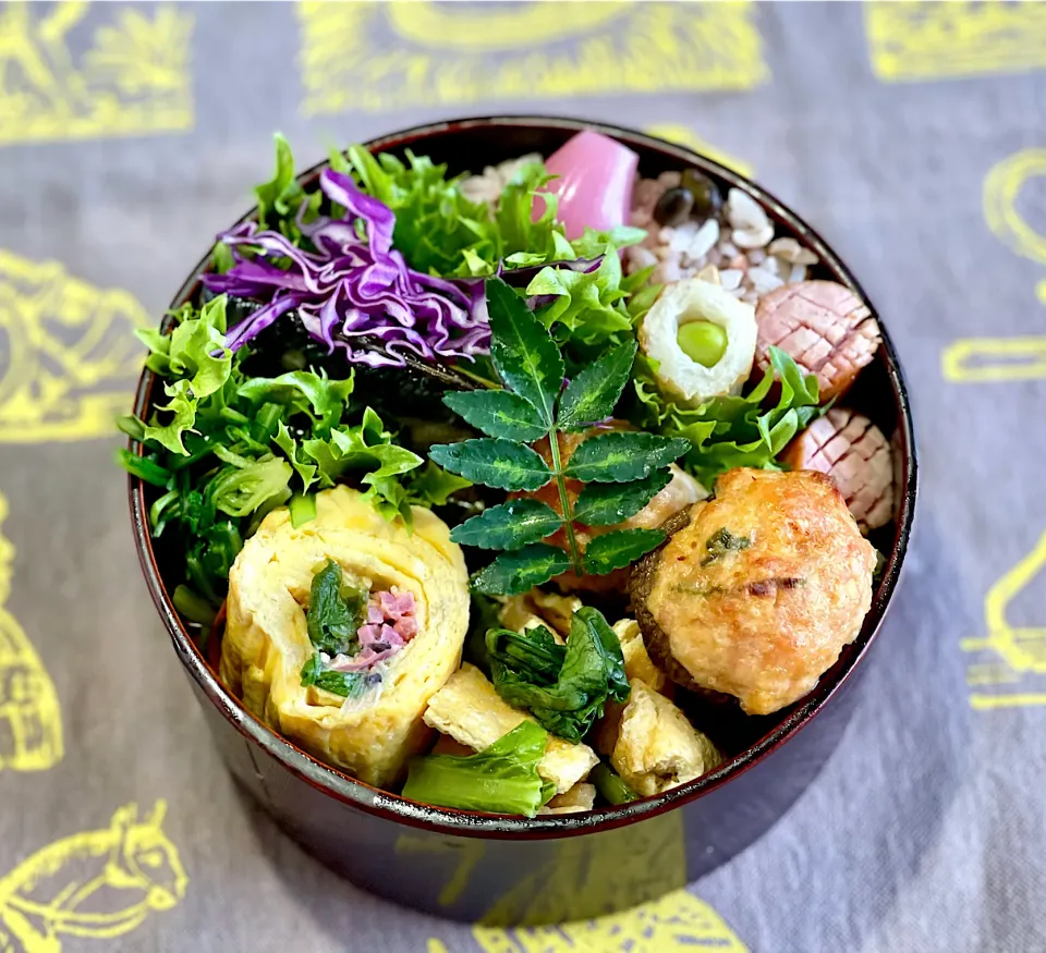 椎茸の鶏のつみれ詰め、紅生姜とネギ入り出し巻き卵、薄揚げと小松菜のたいたん、竹輪えんどう豆詰め、鯖・・|めみさん