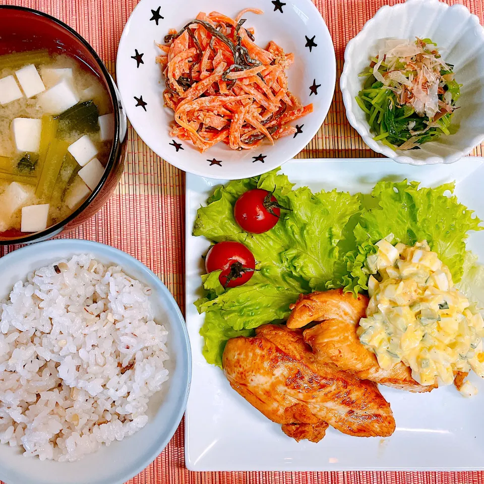 ささみのチキン南蛮♡三葉のお浸し♡にんじんと塩昆布のサラダ♡お味噌汁♡|まゆかさん