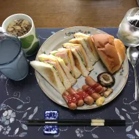 トーストサンドイッチ、オギノパンのバターパン、網焼きした椎茸、茹でたウインナー、ニンニクスープ、スポーツドリンク、冷水、バナナ&カシスジャム入りヨーグルト(昼飯)|enarinさん