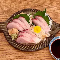「夏のサワラと冷酒で晩酌」
産卵後？ 脂の落ちたサワラ刺しと
キンキンの日本酒で晩酌スタート
インゲンの護摩汚し、常備菜、
牛すじと厚揚げの煮物で晩ごはん|ばくあんしゃさん