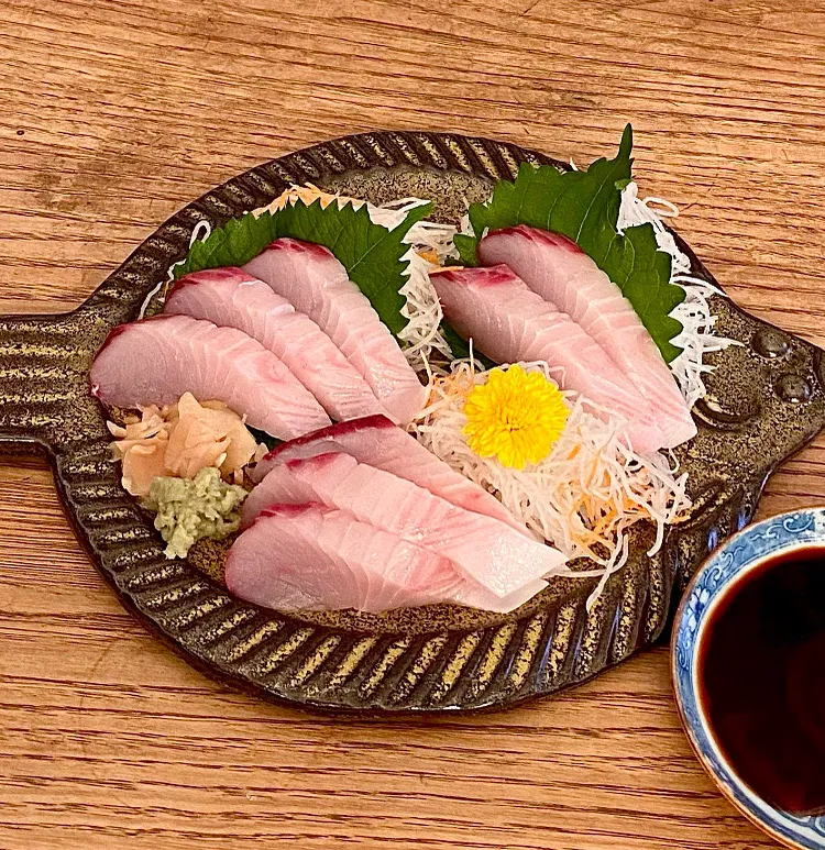 「夏のサワラと冷酒で晩酌」
産卵後？ 脂の落ちたサワラ刺しと
キンキンの日本酒で晩酌スタート
インゲンの護摩汚し、常備菜、
牛すじと厚揚げの煮物で晩ごはん|ばくあんしゃさん
